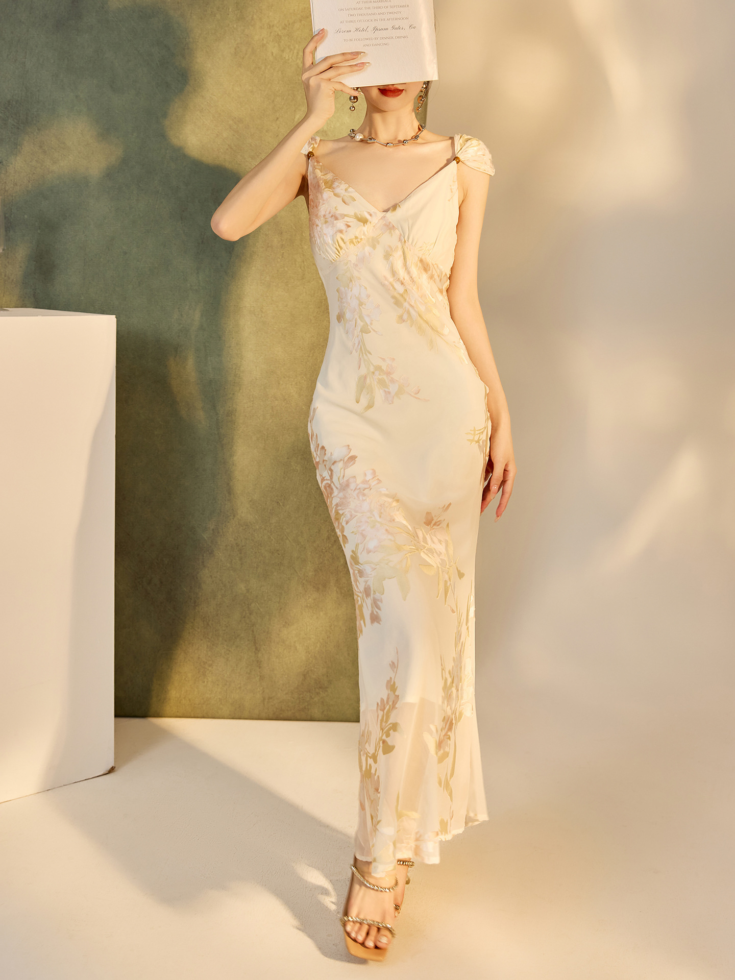 Váy bodycon ôm sát họa tiết phong cách Trung Hoa mùa hè, chất rayon mềm mại — Màu trắng be