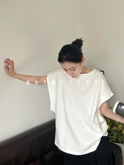女性のためのデザイン半袖 T シャツ 2025 夏の新しいルーズ小さなラウンドネックバットスリーブカジュアルトップスイン