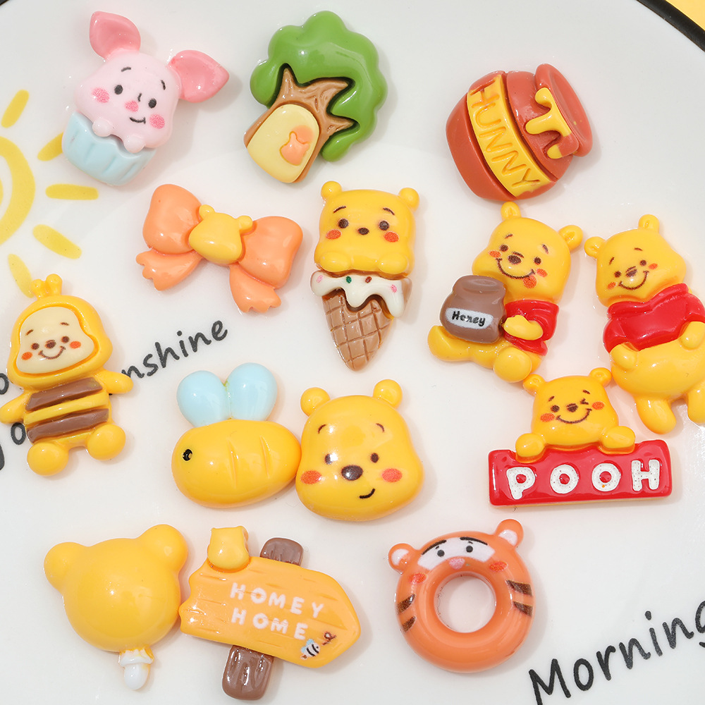 Dibujos animados amarillo Pooh oso serie DIY accesorios de resina nuevo estilo caca serie teléfono móvil Shell agujero zapatos hebilla colgante
