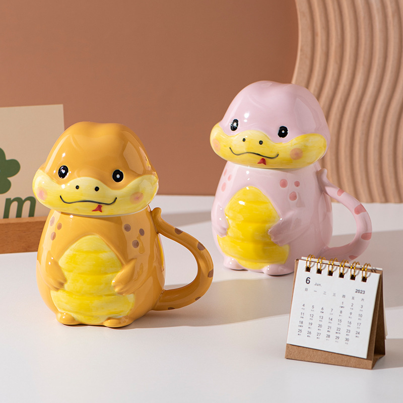 Diseño de serpiente año homófono terrier encantador dibujos animados de cerámica infantil "miedo de la sociedad" modelado taza con tapa con taza de agua cucharada