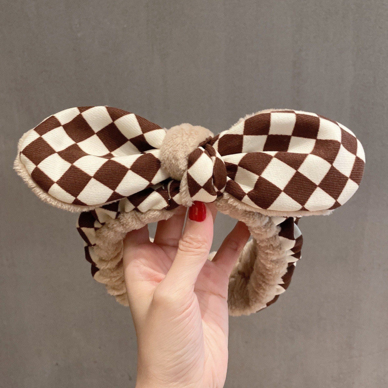 顔を洗って髪を洗って新型の少女の韓国の化粧をつけてマスクの専用のカチューシャをつけます。