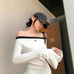 cour法国品牌jennie同款经典刺绣LOGO拼色织带一字肩露肩长袖T恤
