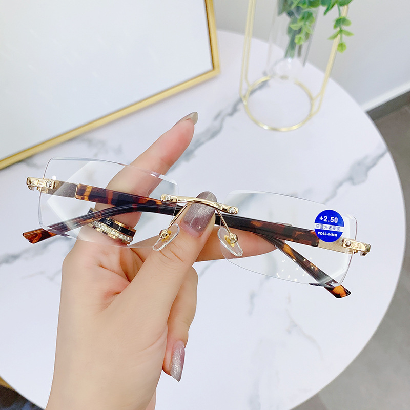 Nuevo Ajuste de moda elegante sin marco gafas de lectura de luz anti-azul para los ancianos gafas de lectura de metal para los ancianos
