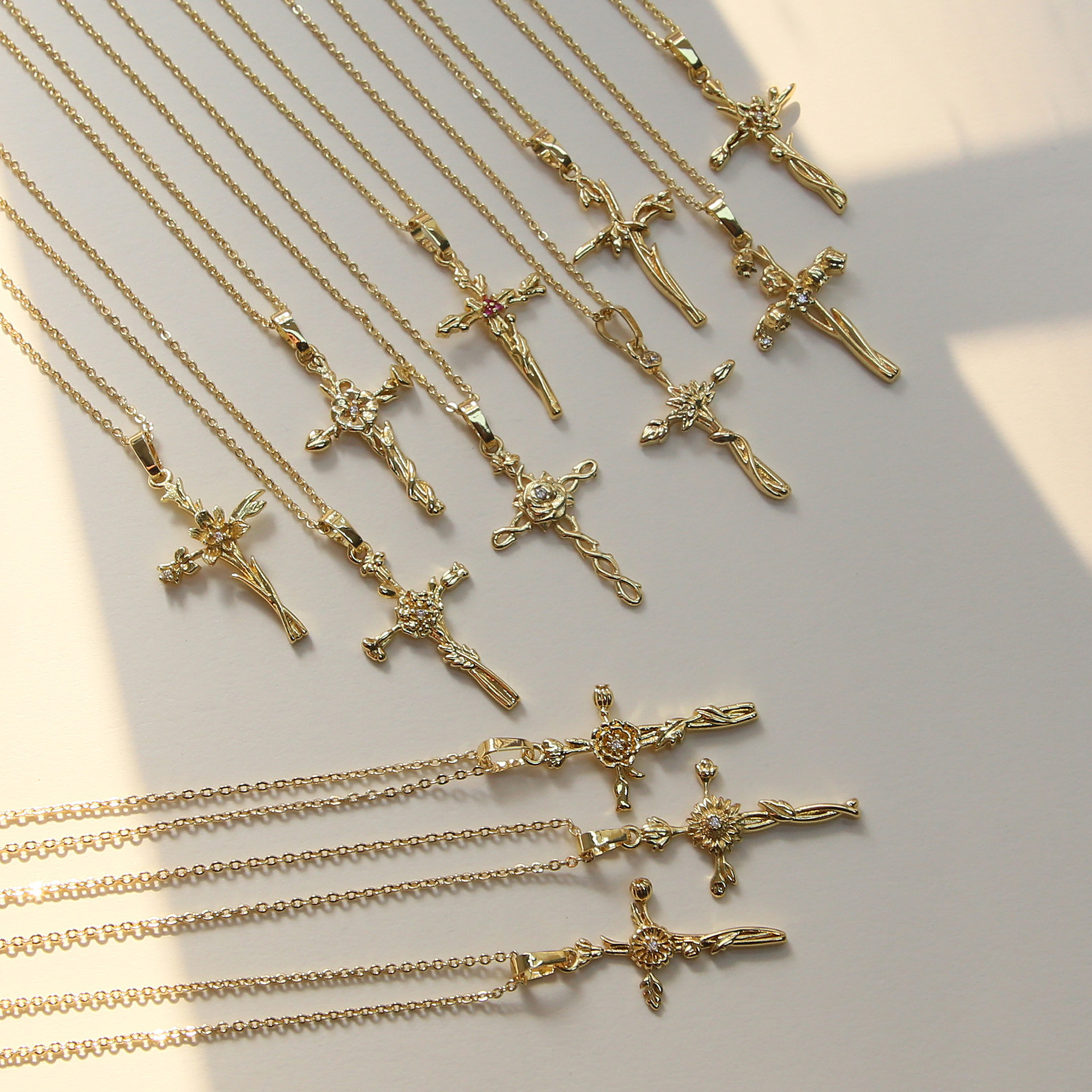 Copper Material Cross, Flower Pattern Wholesale Jewelry Elegant Classic Style Cross Flower Copper Plating Cable Chain Pendant Necklace
