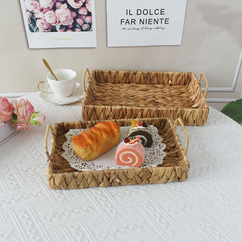 Jacinto de agua cesta de pan de hierba Cocina mesa de comedor en casa con mango que sostiene la cesta aperitivos de frutas cesta de aperitivos