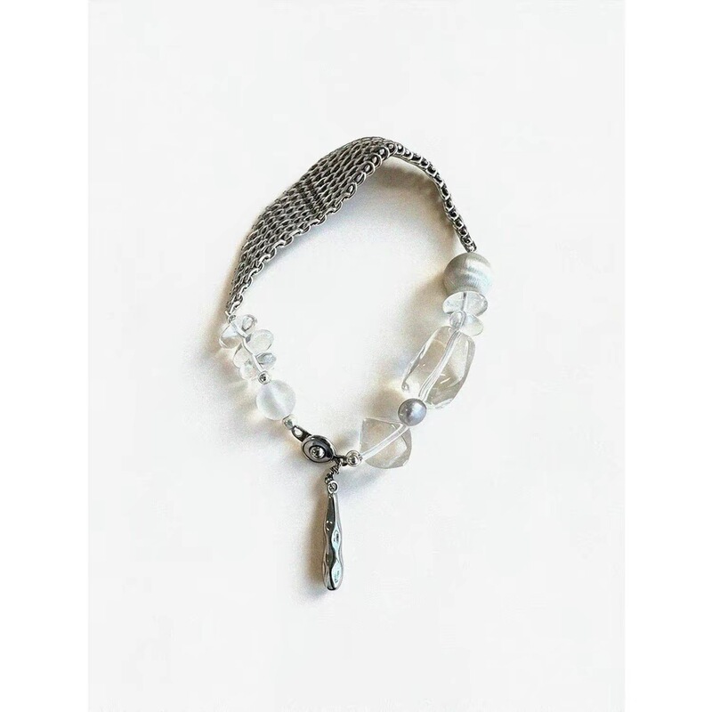 Iridescent chain, minimalist style, silver chain bracelet, fashionable and unique, showcasing individual charm, elegant bracelet