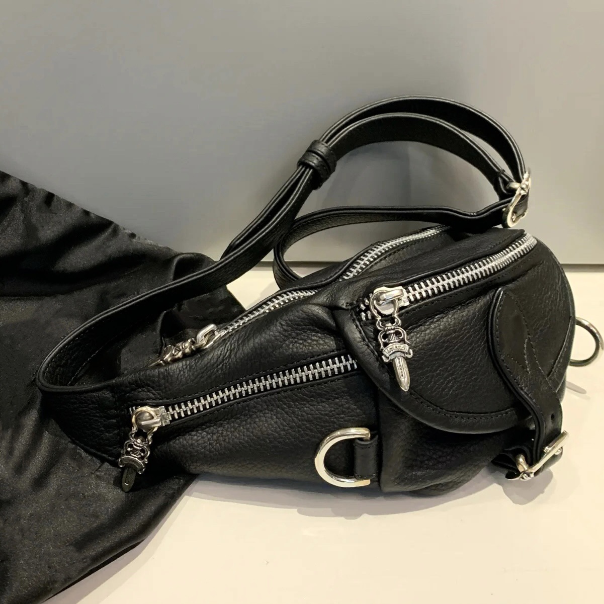 2024 Trendy Nieuwe Hoofdlaag Koeienhuid Kruis Zwaard Borsttas, Modieuze Honderd Heuptassen voor Mannen en Vrouwen_voghion.com