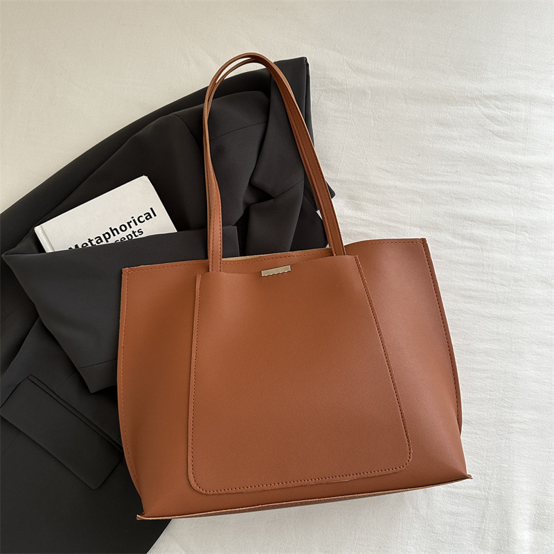 2024 otoño y invierno alta sensación de bolso de transporte de gran capacidad popular este año bolso de hombro de nicho retro bolso de tote