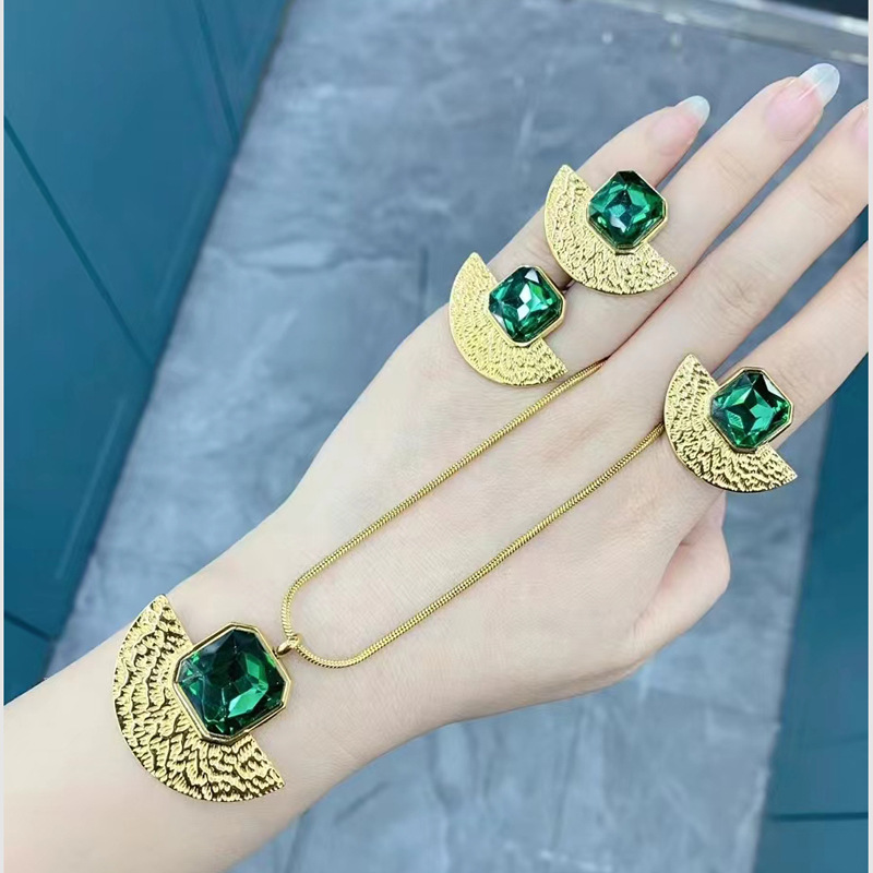 Artístico retro en forma de abanico collar transfronterizo tallado cuadrado diamante joyería titanio acero pendientes suéter cadena Luz de lujo estilo traje al por mayor