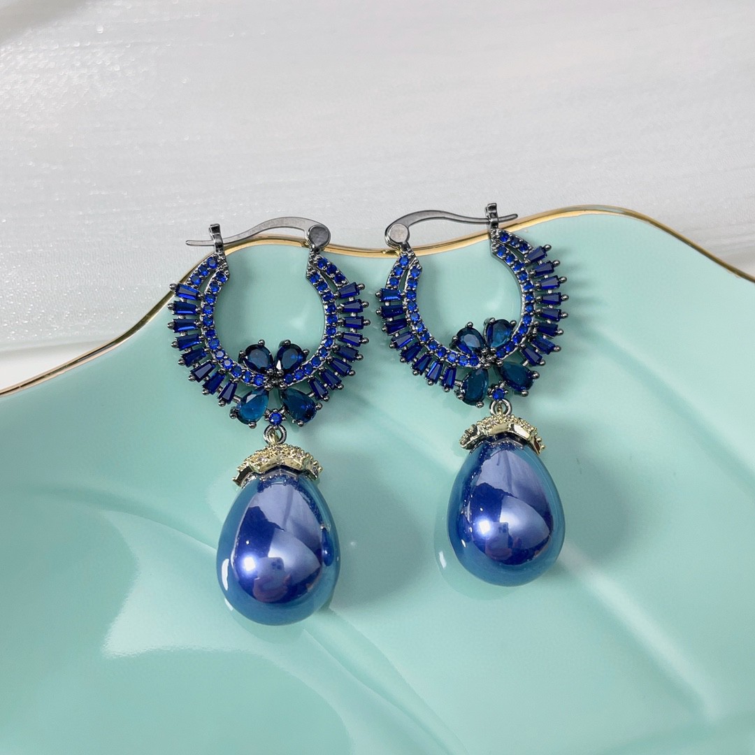 fashionable three dimensional earrings drop-shaped with zircon