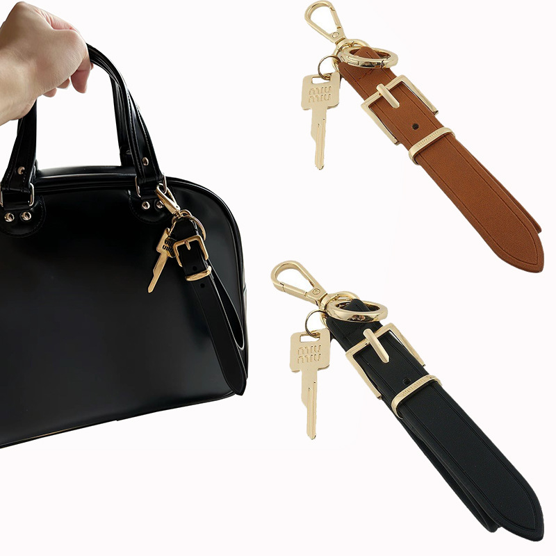 Xiaohongshu ins estilo explosivo uim caja de llaves de cuero colgante llavero de coche colgante pequeño de moda para hombres y mujeres