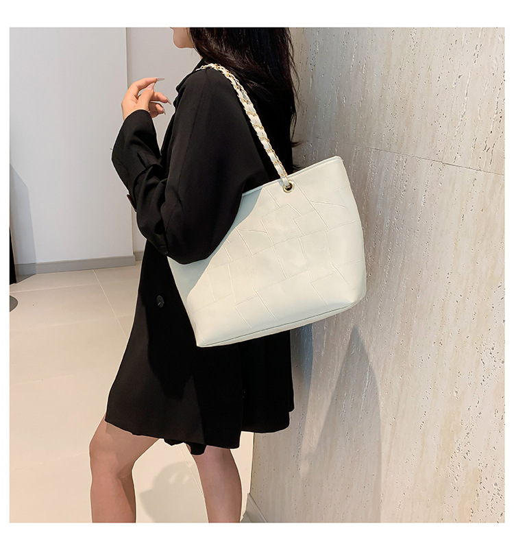 Women's Large Capacity Shoulder Tote Bag With Chain Detail_voghion.com
