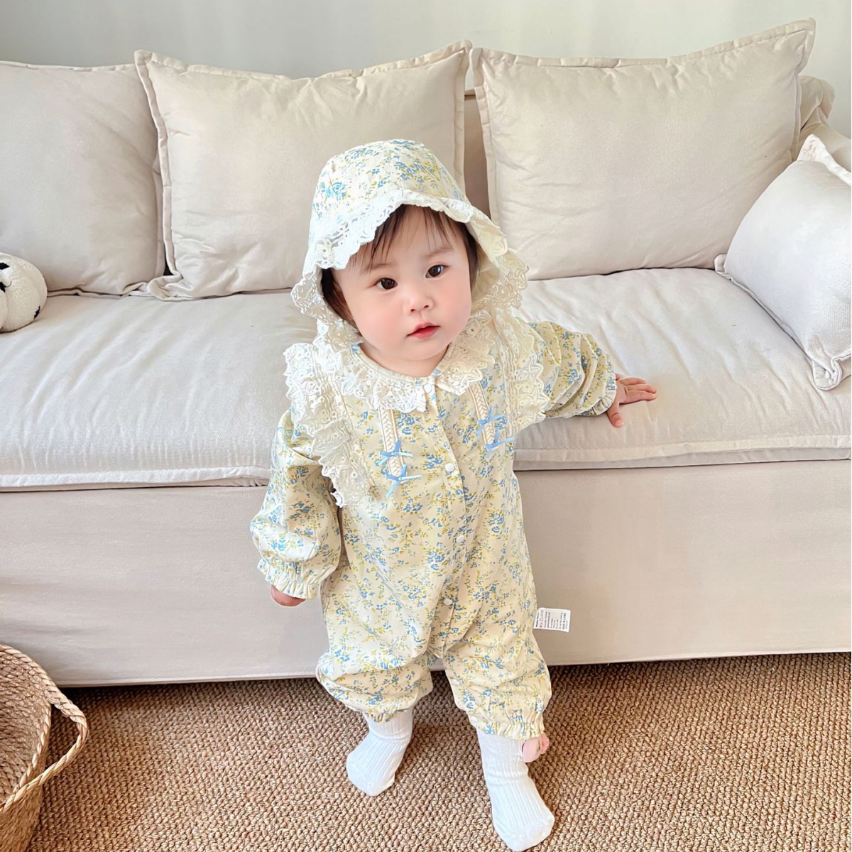 Ropa de recién nacido otoño e invierno 2025 estilo pastoral mono de bebé categoría a ropa de gateo para niña con forro polar floral ins.