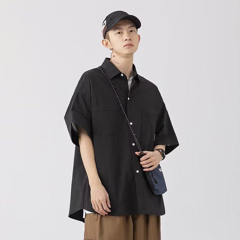 Kurzes, einfarbiges, minimalistisches Paar-Halbarmhemd mit Sommerlabel für Herren_voghion.com
