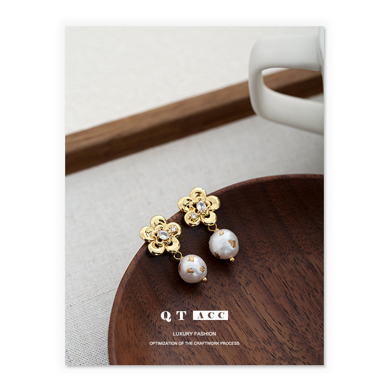 Nicho europeo y americano moda luz estilo lujo ZIRCON flor forma pendientes hoja de oro embellecido perla natural colgante pendientes para las mujeres