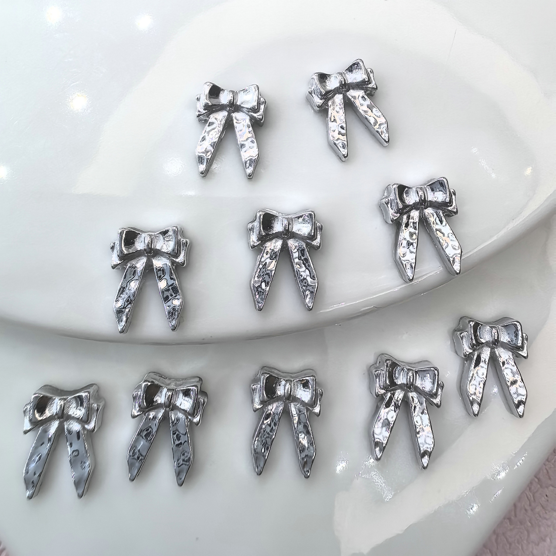 银色法式蝴蝶结美甲饰品合金喷漆法式精致立体复古简约蝴蝶结美甲