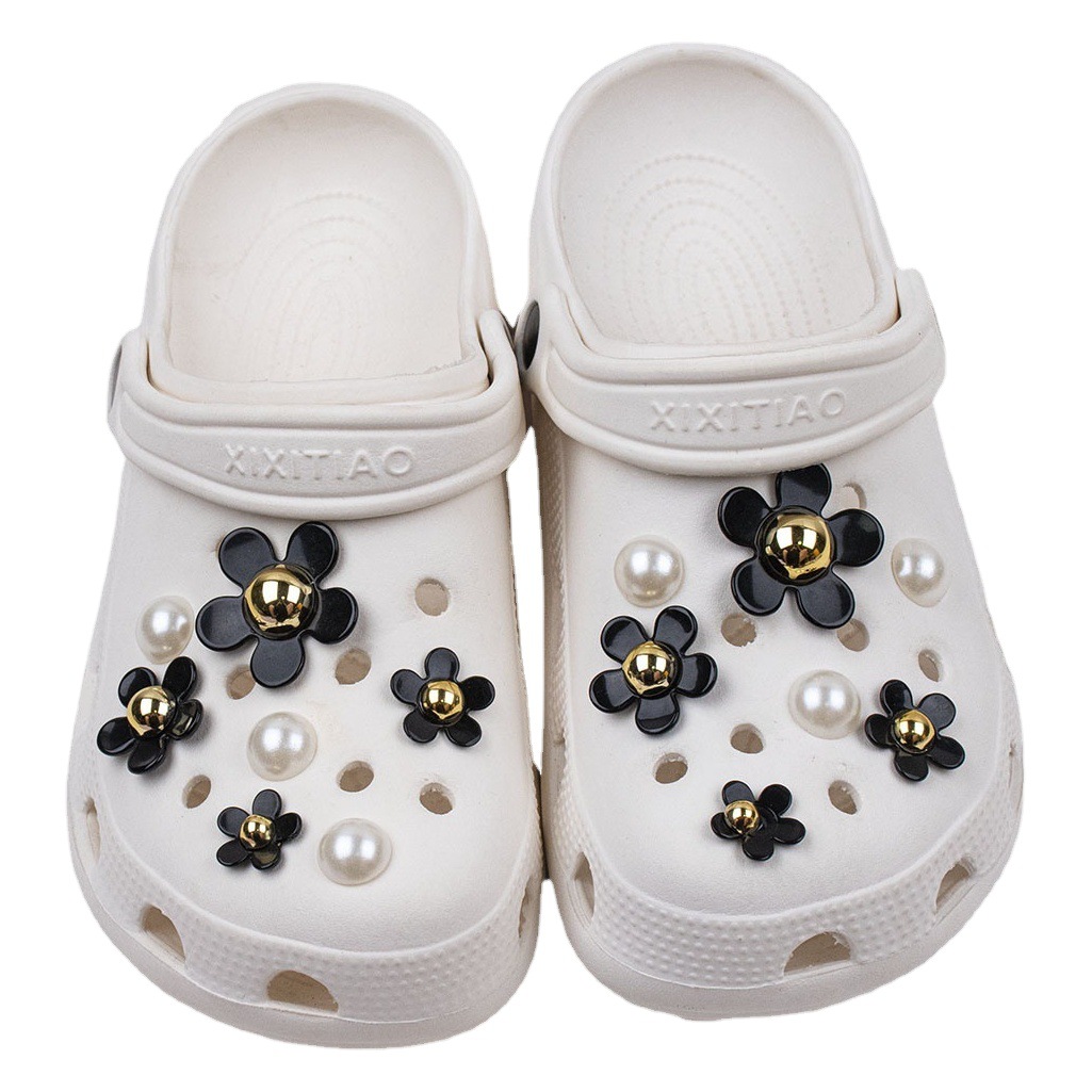 Resina artificial Flor de Oro núcleo de cinco pétalos accesorios de flores DIY agujero zapatos zapato hebilla joyería hebilla Margarita perla conjunto