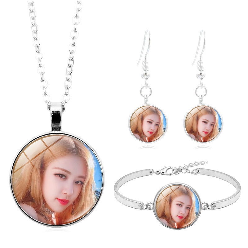 Combinación del Grupo de las mujeres de Corea del Sur Lisa collar traje de moda transfronteriza pulsera de plata pendientes de la joyería traje Rosa regalo de tinta