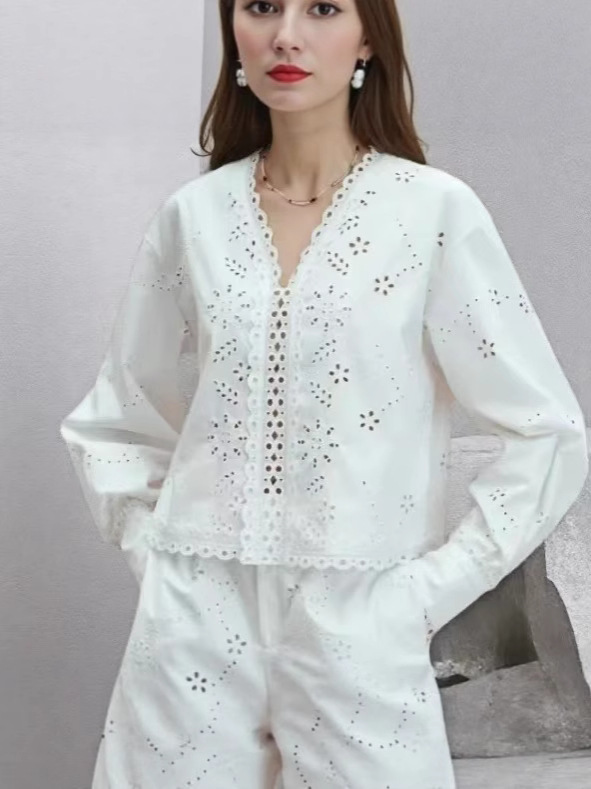 フランス式FA家2025夏新商品洋気流行重工刺繍透かし彫り純色vネックシャツ高腰半ズボン|undefined