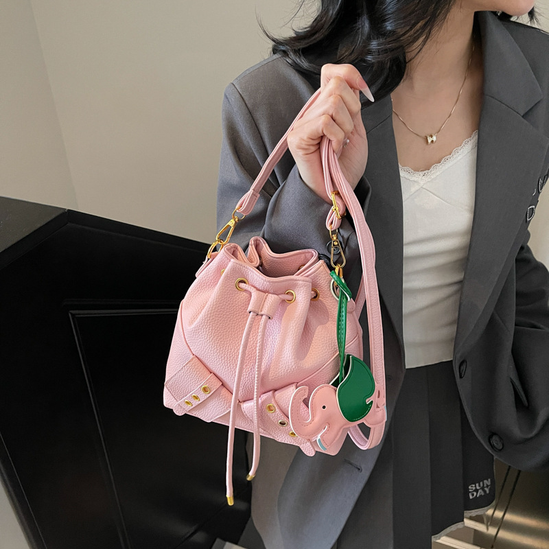 Moda de primavera y verano de alta gama bolso pequeño femenino 2025 nuevo estilo estilo coreano de moda bolso de cubo de aire extranjero bolso de mensajero de hombro de todo fósforo