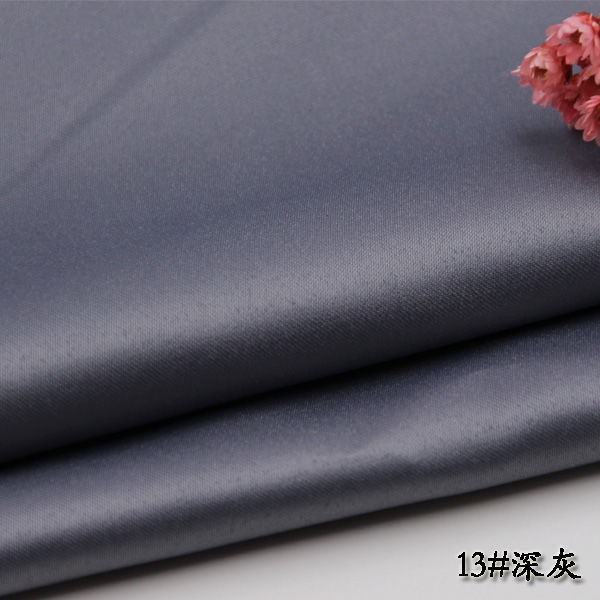 厚手のつや消しサテン生地の高級服のウェディングドレス|undefined