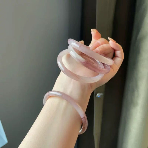 The same white moonlight bracelet with the same style of Xiaohongshu