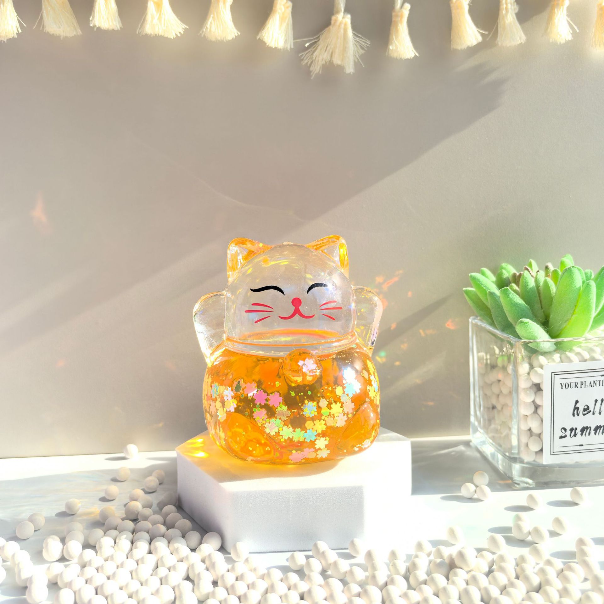 노란색으로 빛나는 행운의 고양이