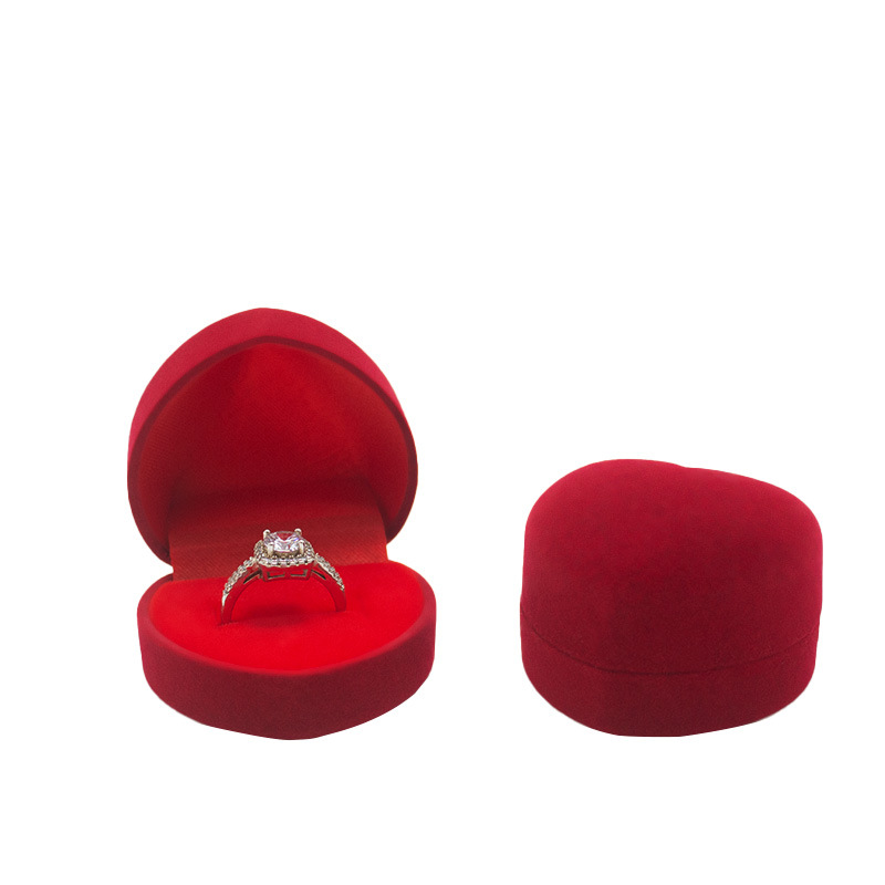 Caja mediana para anillos color melocotón con exterior y interior rojo; 48*43*34mm