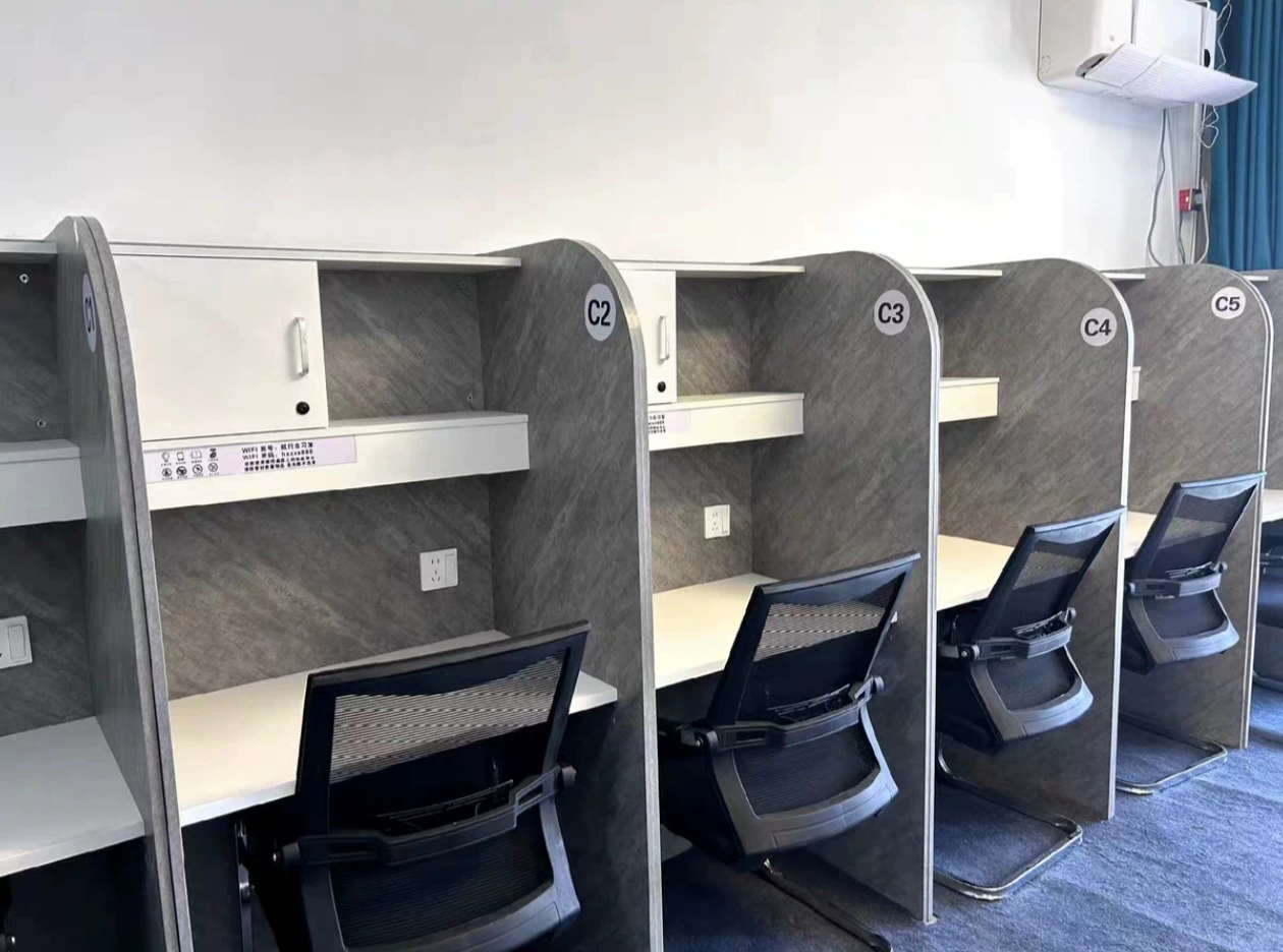 Студенческий стол, кабинет, учебный стол, письменный стол, перегородка, стол и стул, закрытый иммерсивный стол, студент, сдавший вступительные экзамены в аспирантуру.