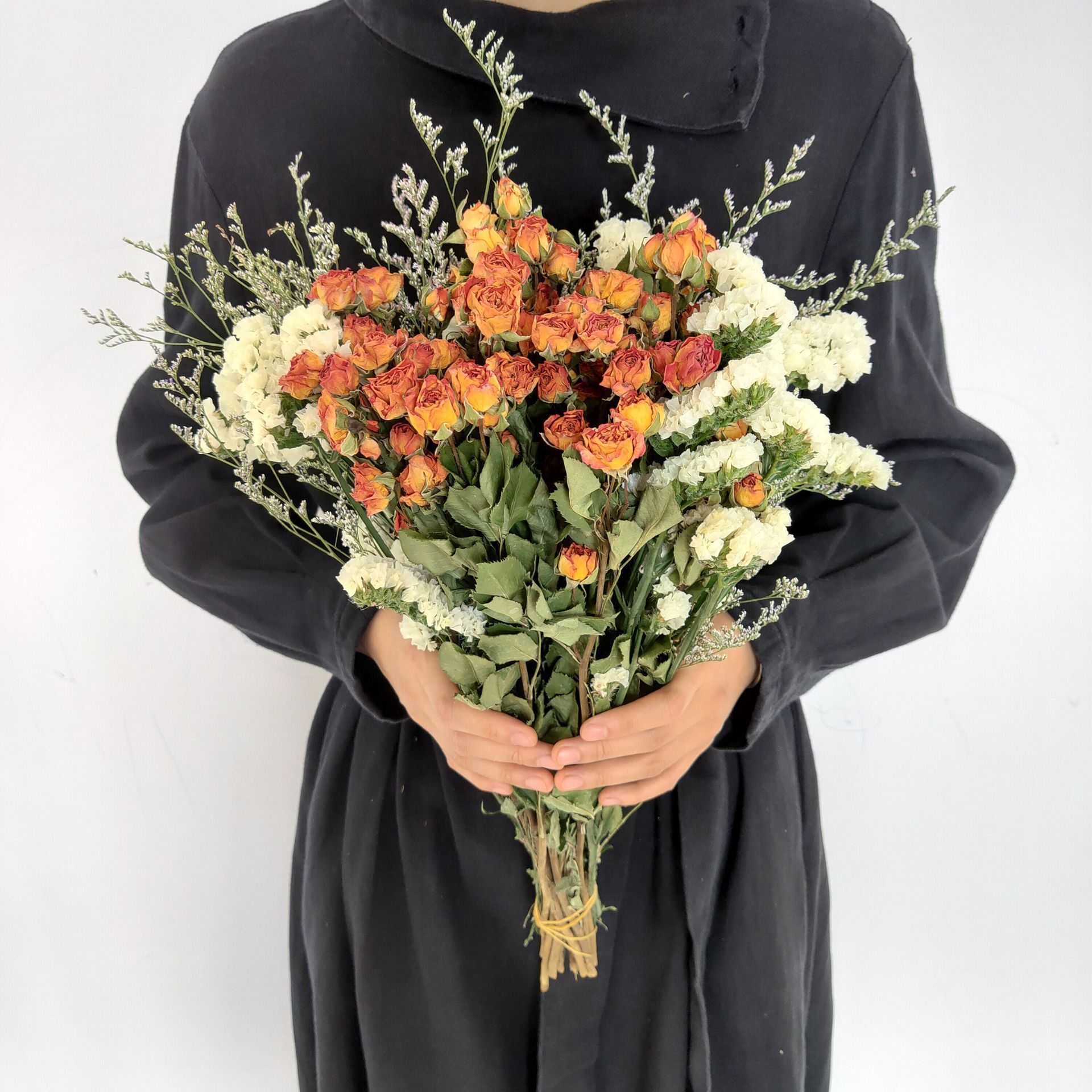 새로운 오렌지 장미 + 하얀 연인의 잔디