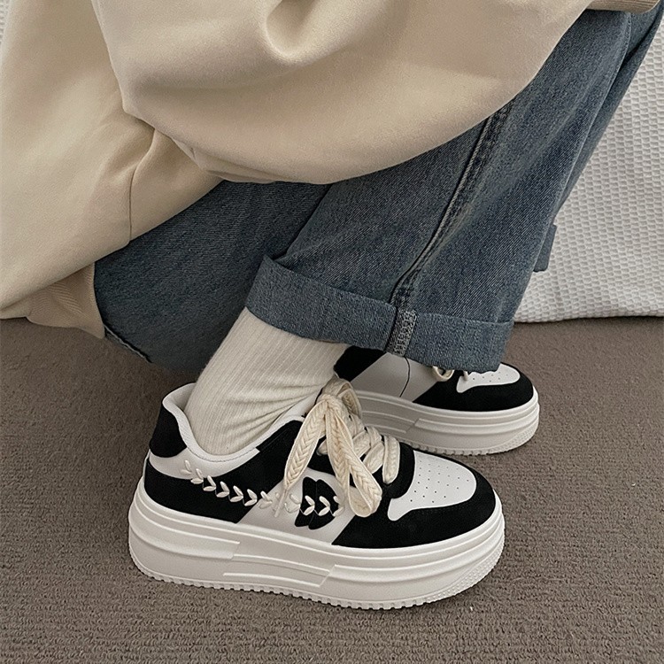 Pequeños zapatos blancos de suela gruesa para mujeres verano y otoño de 2025, nuevos zapatos de nicho de altura deportivos de moda de skate de ocio para mujeres