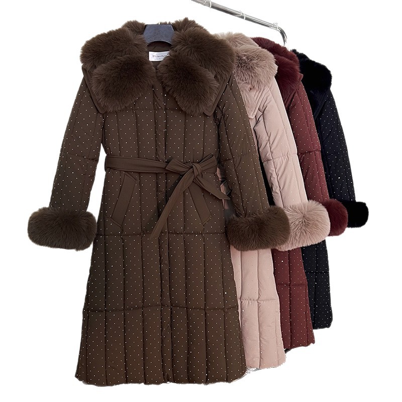 Trajes de algodón de pluma transfronterizos de invierno 2025 nuevos estilos con solapa de moda de mediana edad sobre la rodilla chaqueta de algodón de cintura larga chaqueta de moda