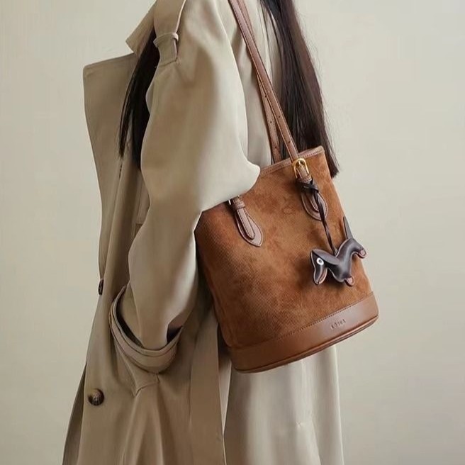 Capacious shoulder bag