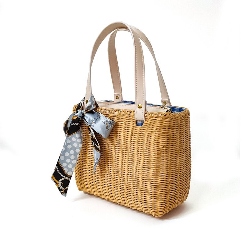 Capacious fashionable universal organizer bag to go out