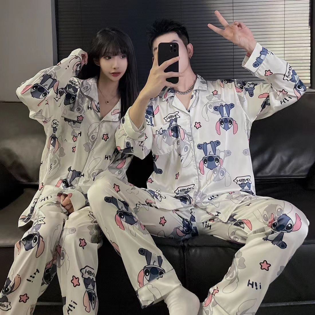 Pajamas de pareja de primavera y otoño de mujeres de hielo de manga larga delgada 2025 nuevo estilo de ropa de casa de seda para hombres