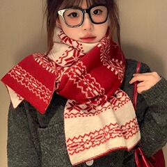 赤いニットのマフラーの女性秋冬の韓国系の雰囲気感を合わせて、暖かいクリスマスプレゼントのマフラーを厚くします。