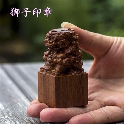 ラオスの黄花梨の木の彫刻の取っ手の件の実木の文は手作業の精密な彫刻を遊んで男性を彫刻します。|undefined