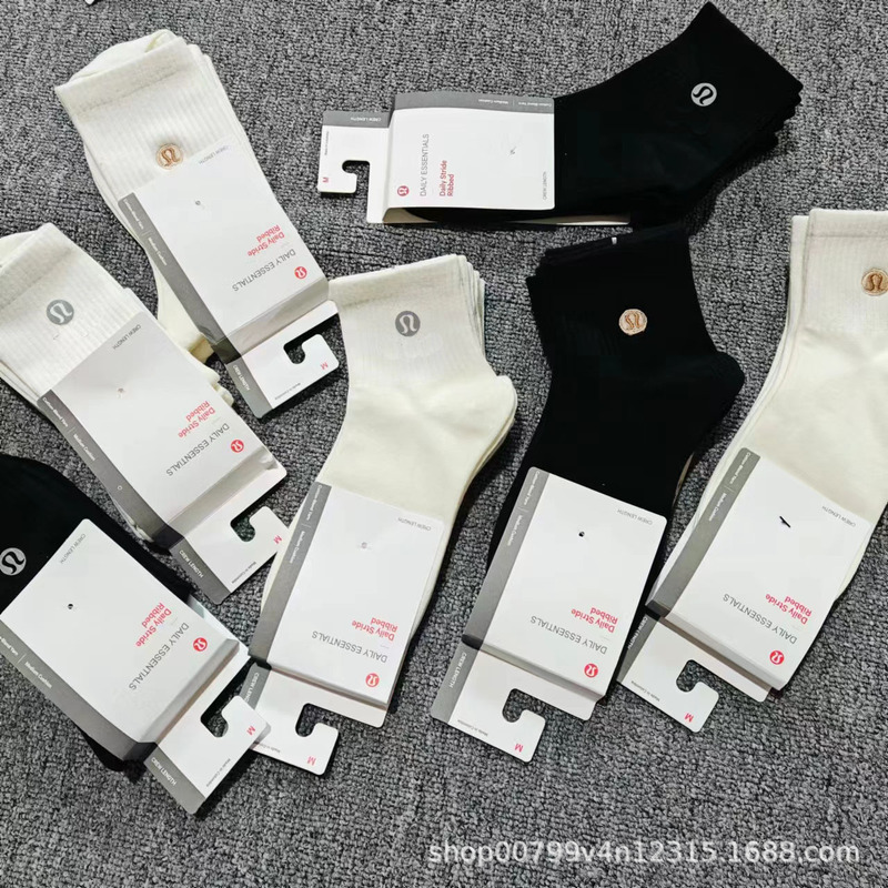 Four Seasons Lulu Yoga Men's and Women's Mid-Calf and High-Calf Running Fitness Sports Socks Trendy Socks Black and White Heat Transfer Print