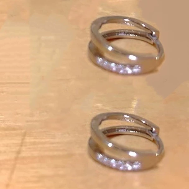 Universal earrings, simple and elegant design, high-quality style