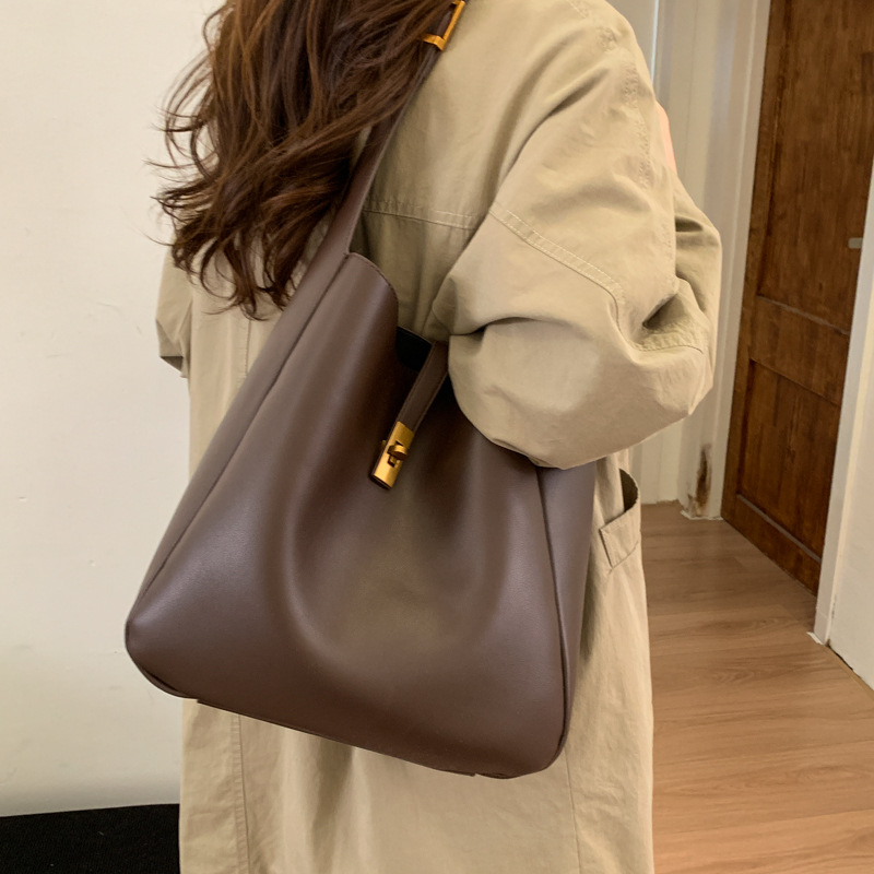 Transfronterizos de alto nivel sensación de cuero suave bolso de cubo de gran capacidad bolso de viaje para mujeres 2025 nuevo retro bolso de mochila para niños