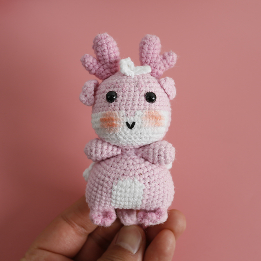 Oferta especial tejida a mano muñeca de dragón lindo pequeño Dragón Volador lana ganchillo exquisitos adornos nuevo bolso hecho a mano colgando