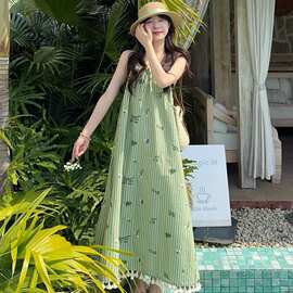 夏日出游穿搭高级设计感法式新款流苏印花连衣裙女减龄气质吊带裙