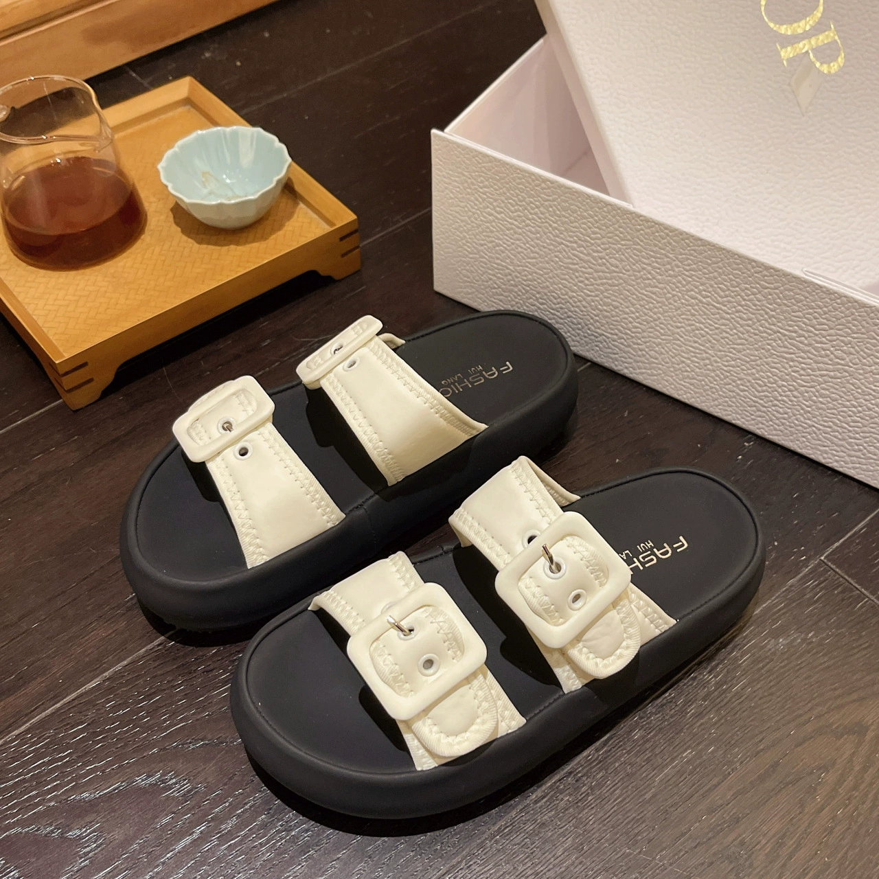 Слова тапочки женщины 2024 новая летняя мода дикие ретро-ленточные пряжки с толстым подошвом холодные тапочки женские волосы