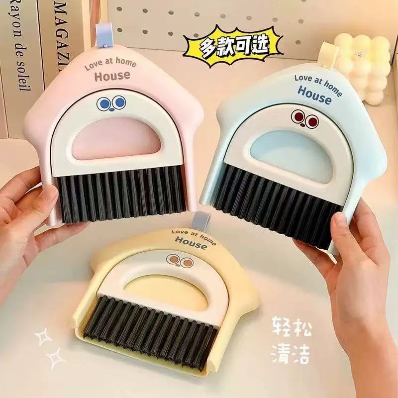 Ins-Style Small House Desktop Cleaning Brush Mini Broom Set Student Desktop Keyboard Gap Cleaning Brush Ins-Style Small House Desktop Cleaning Brush Mini Broom Set Student Desktop Keyboard Gap Cleaning Brush