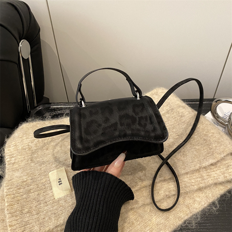 Trendy and Unique Small Square Bag 2026 Winter New Fashion Shoulder Bag Stylish Women's Crossbody Bag