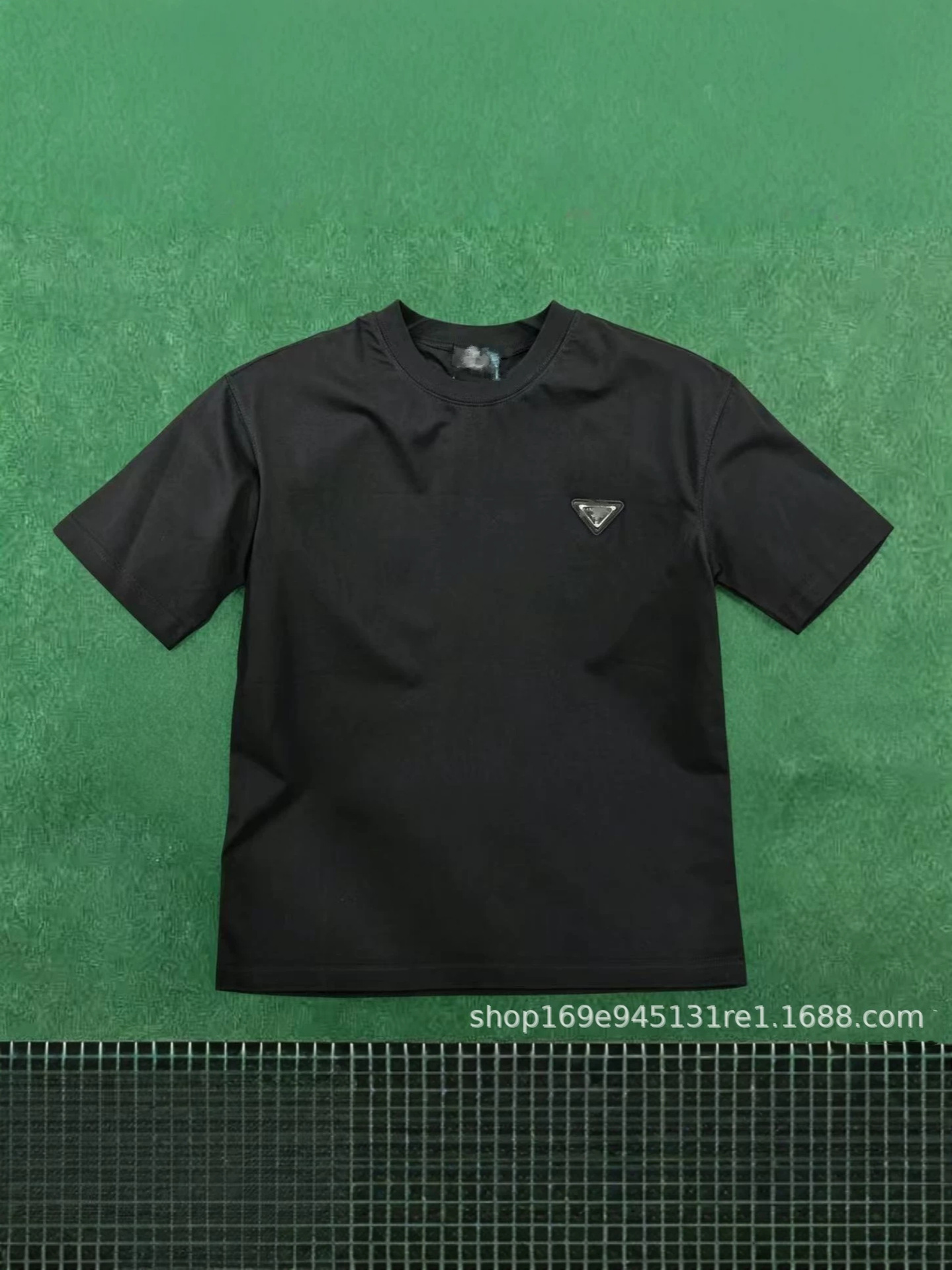 Camiseta de Manga Corta de Algodón con Emblema Triangular Metálico para Hombre y Mujer | Tejido Transpirable