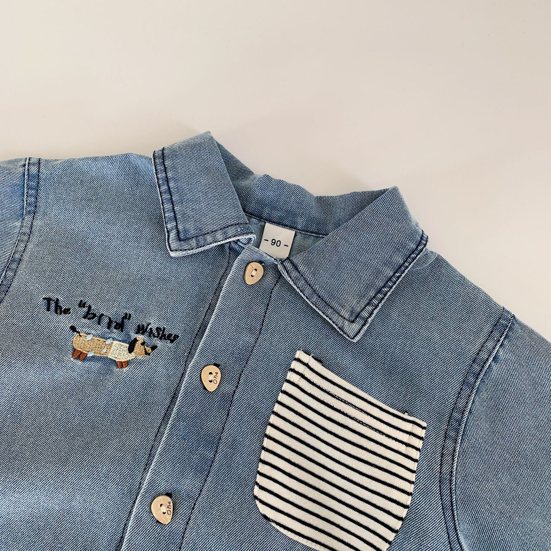 Mai Bao camisa de vaquero para niños 2025 otoño nuevo estilo coreano camisa de dibujos animados para niños Huzhou ropa de tela para niños