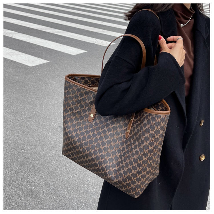 High-end Large-capacity Bag Niche Versatile Commuter Bag Women 2023 New Trendy Texture Portable Tote Bag Large Bag_voghion.com