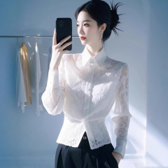 今年流行している長袖レースシャツの女性2025早春の小柄なファッションの洋風フランスのウエストシャツ