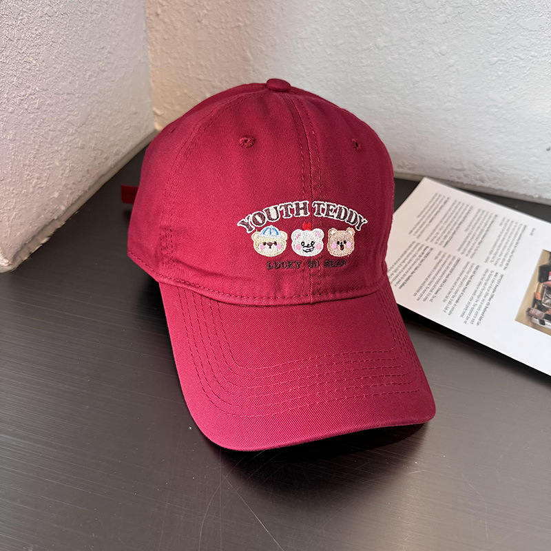 Sombreros de lengua bordados de dibujos animados coreanos para mujeres primavera y verano casuales versátiles parejas de estudiantes vino rojo sombrero de béisbol moda